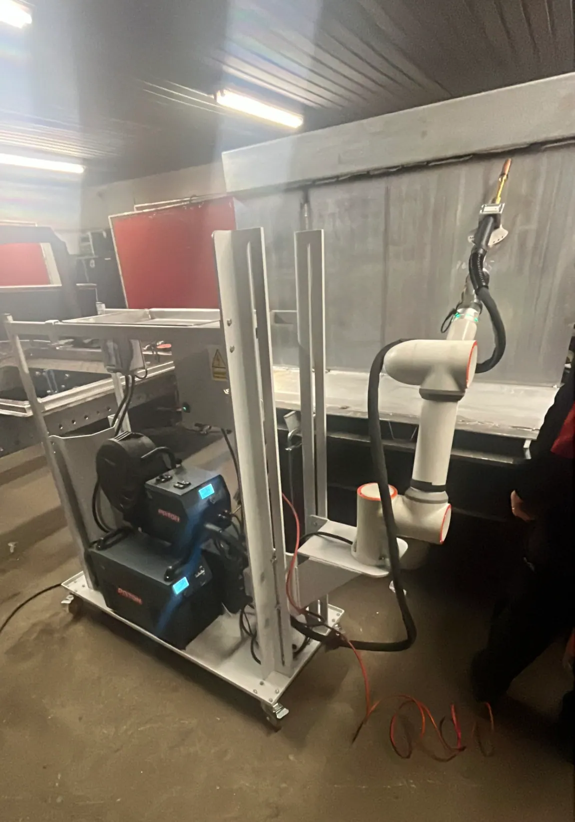 Cobot WS-5 WML ustawiony przy stanowisku obok źródeł spawalniczych klienta