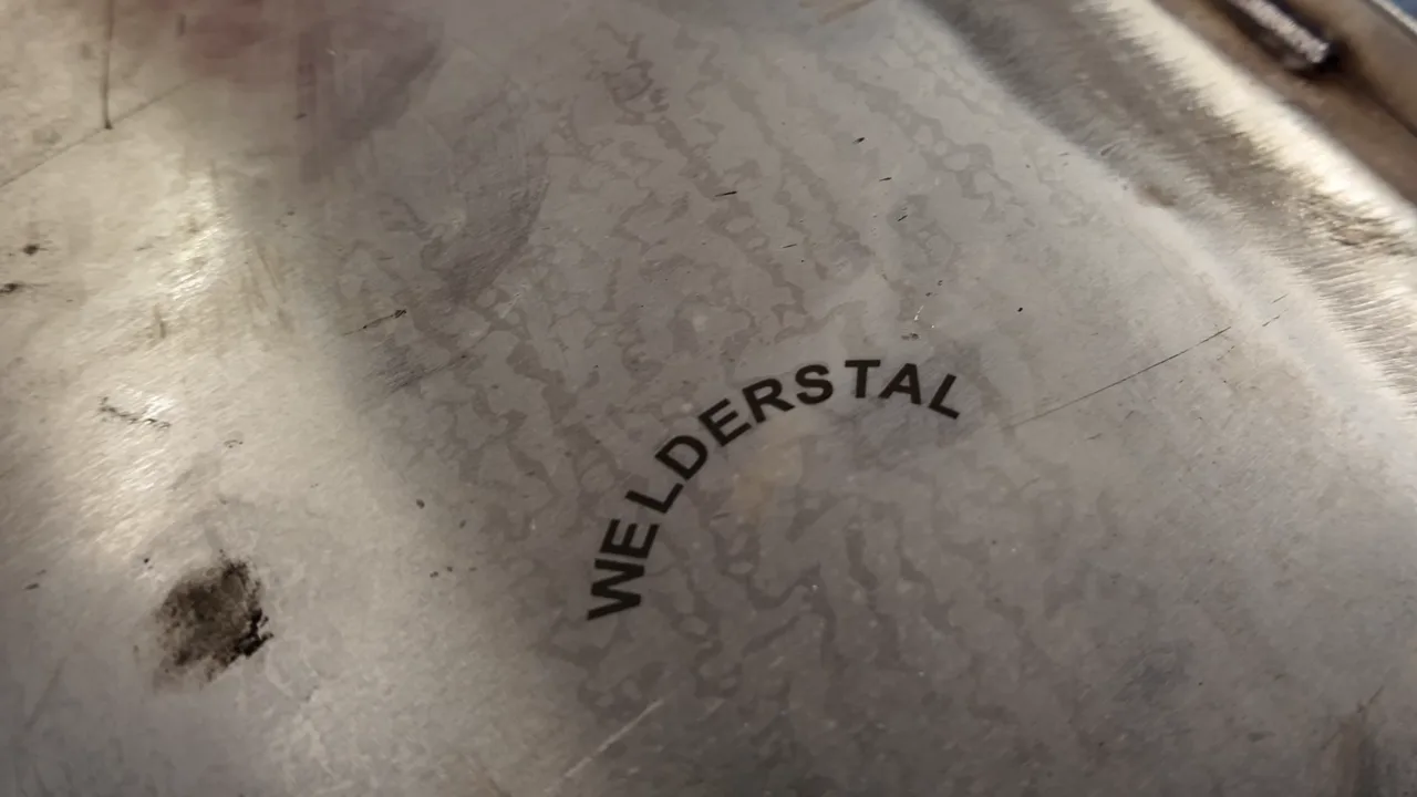 Napis WELDERSTAL wypalony laserem na stali nierdzewnej